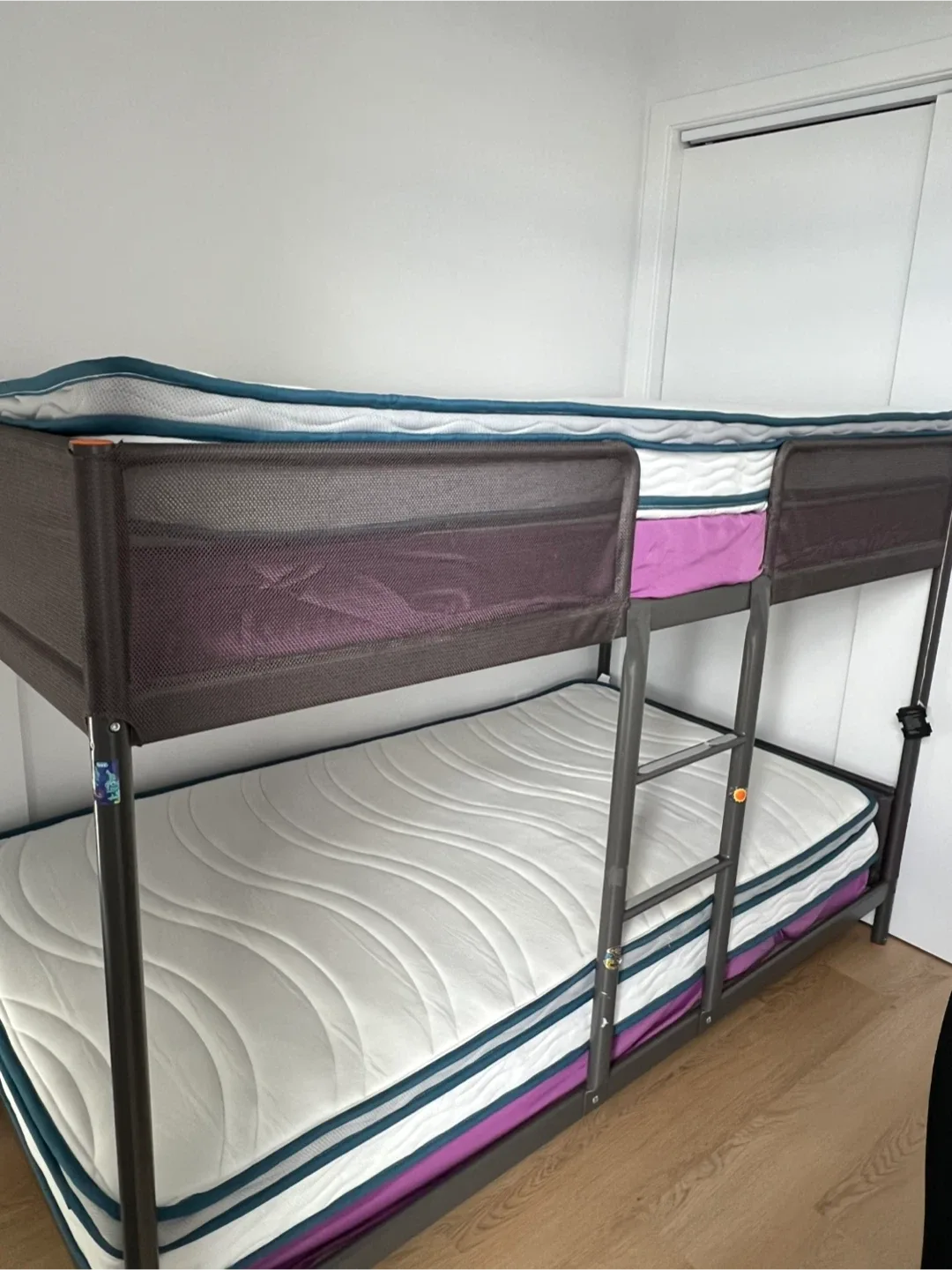 A vendre un lit IKEA superposer avec deux Matelas orthopédique image indicator(2)
