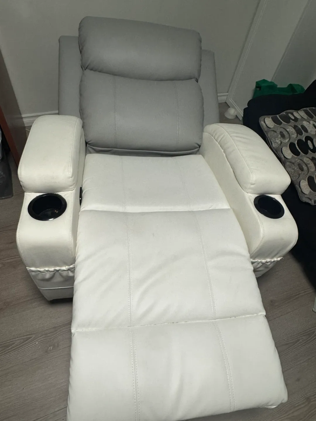 LEATHER RECLINER CHAIR- MISMATCH COLOR image indicator(2)