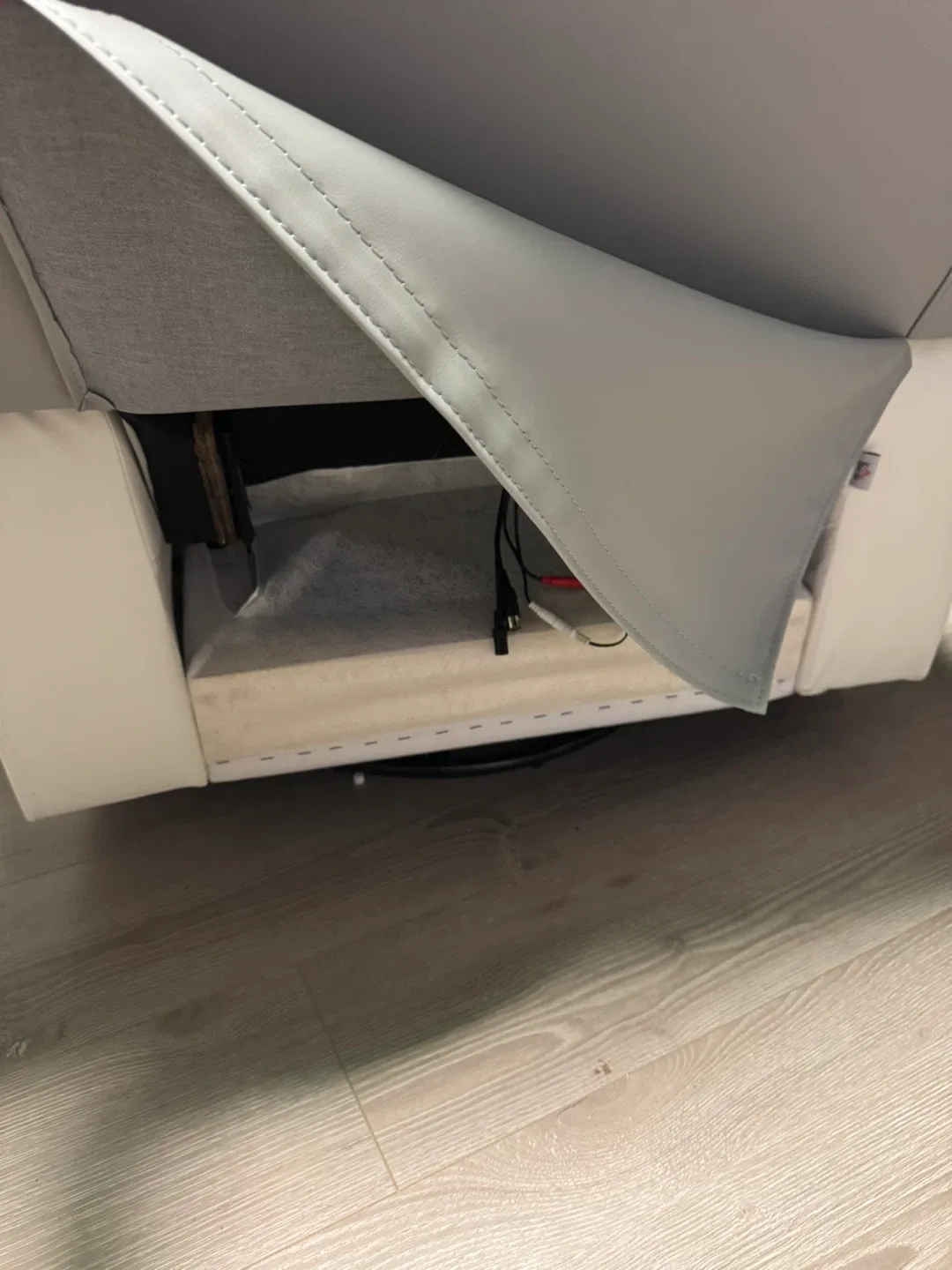 LEATHER RECLINER CHAIR- MISMATCH COLOR image indicator(3)