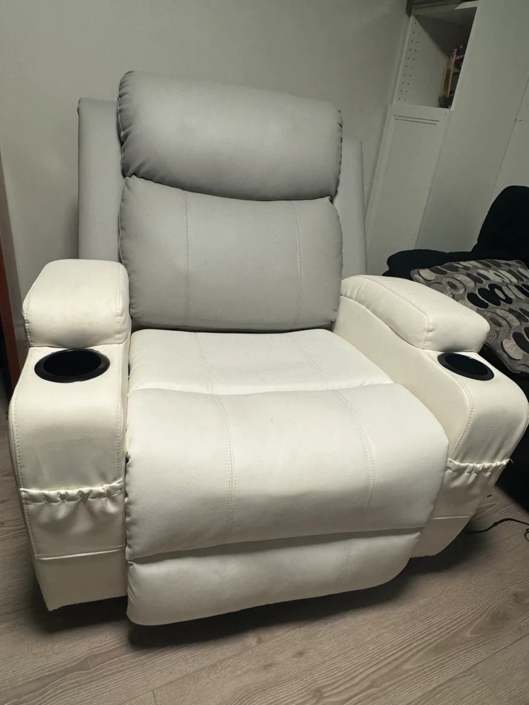 LEATHER RECLINER CHAIR- MISMATCH COLOR