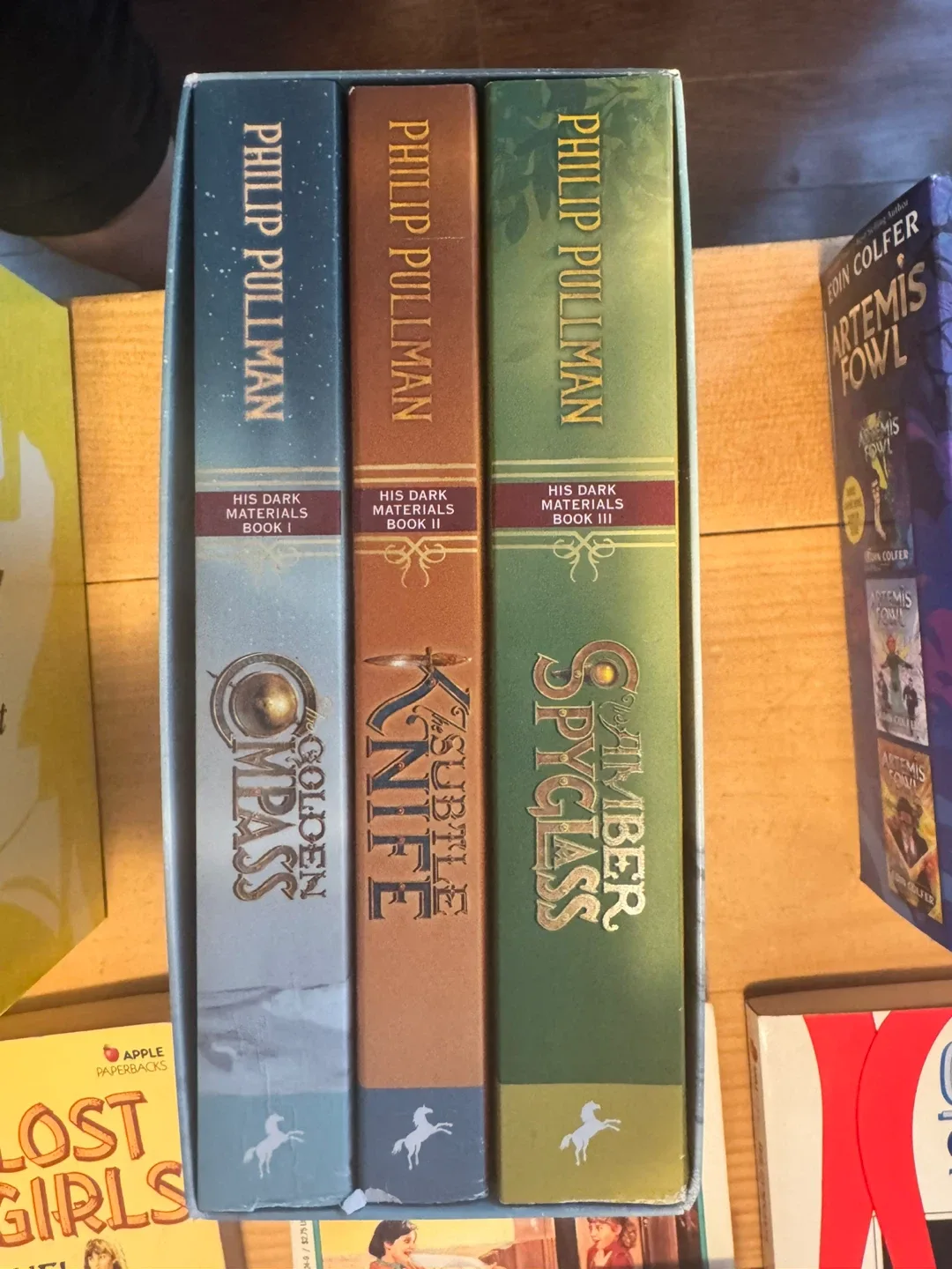 His Dark Materials Trilogy Box Set by Philip Pullman image indicator(2)