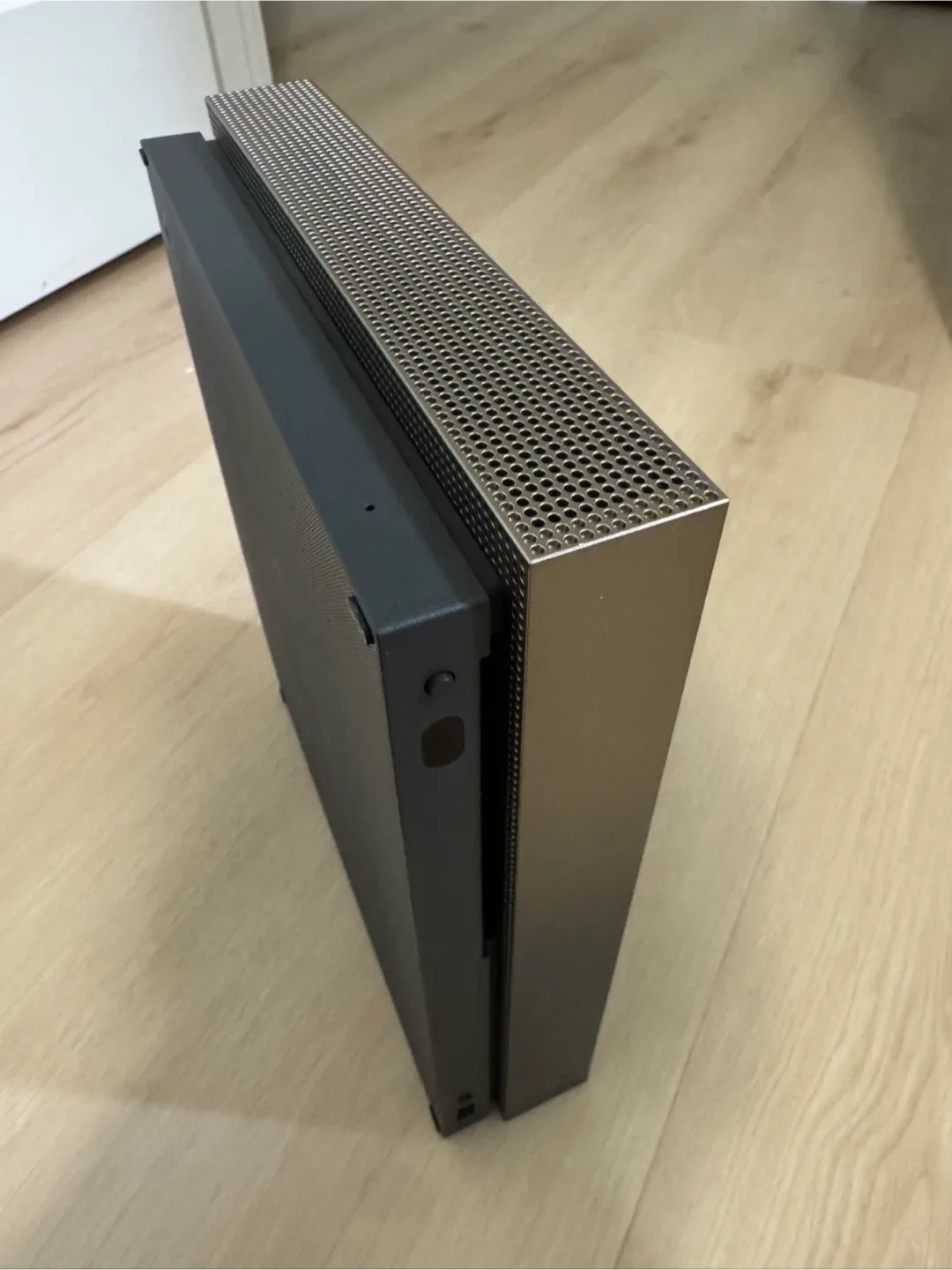 Xbox One X 1TB - Battlefield 5 “Gold Rush” Special Edition image indicator(3)