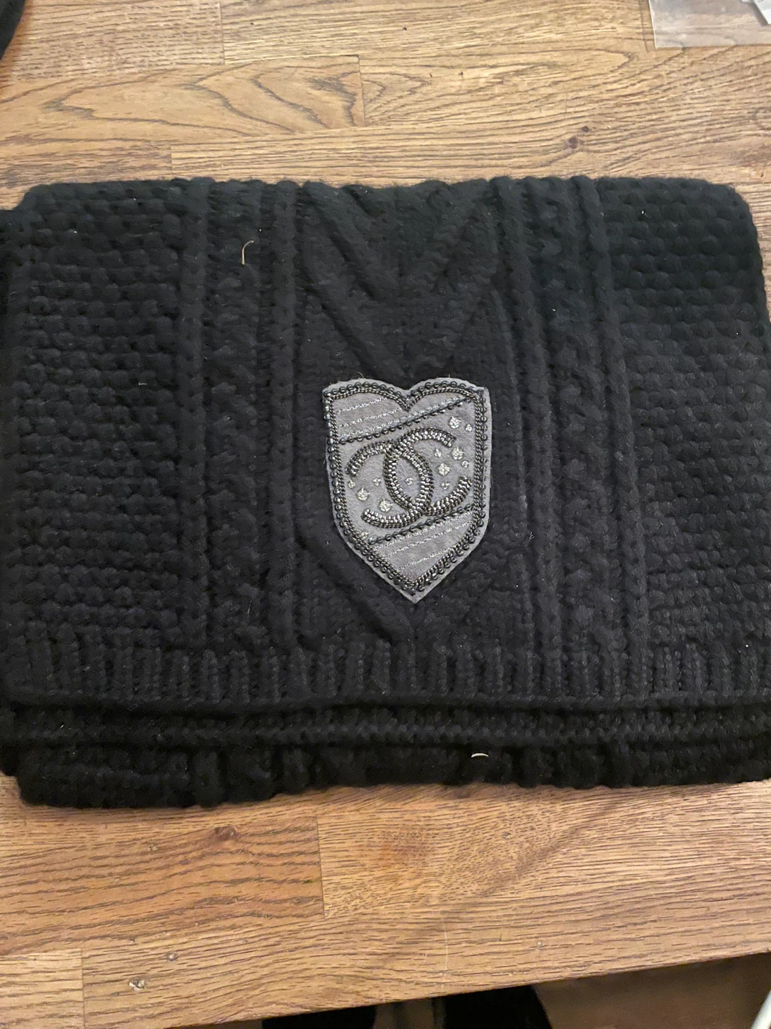 CHANEL Black Cashmere scarf & Beanie - photo 2