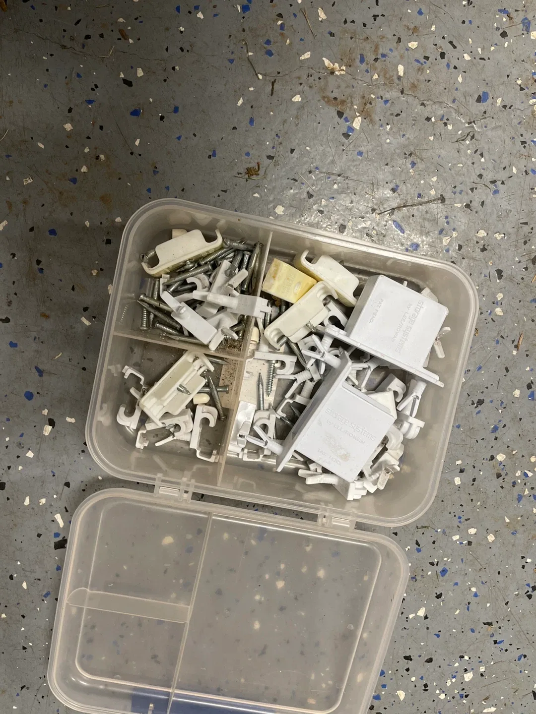 White Wire Shelving and Basket image indicator(2)