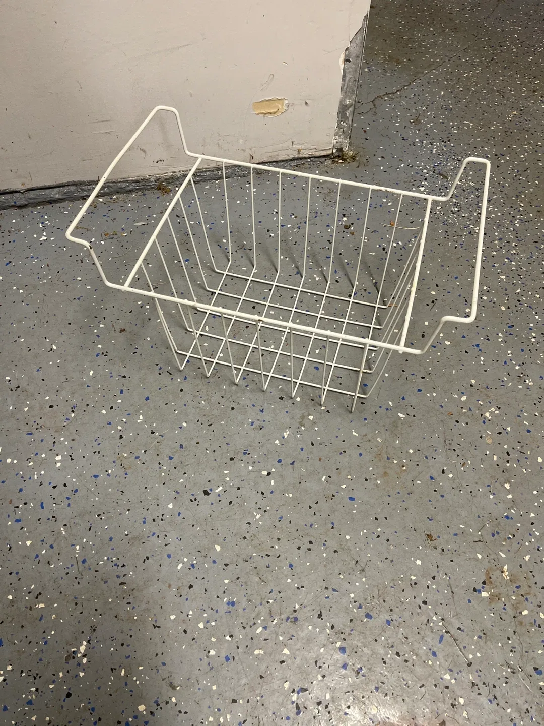 White Wire Shelving and Basket image indicator(3)