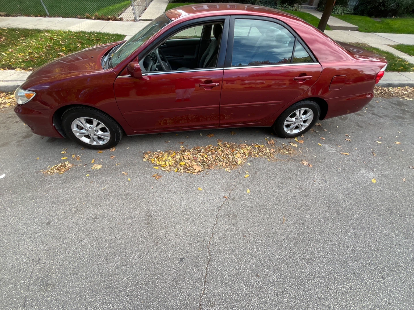 Red 2005 Toyota Camry - photo 2