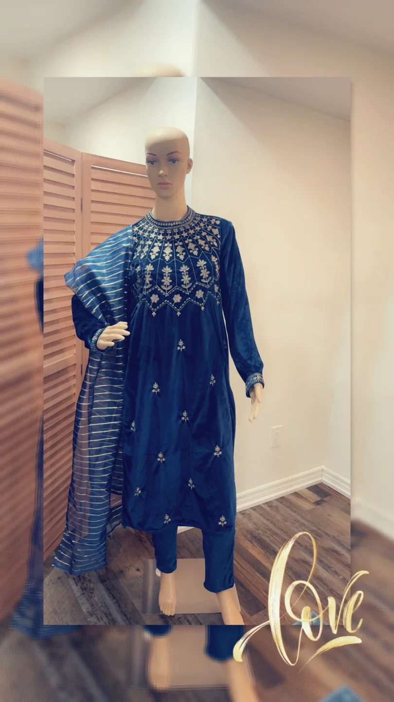 Women's Clothing Lot image indicator(5)