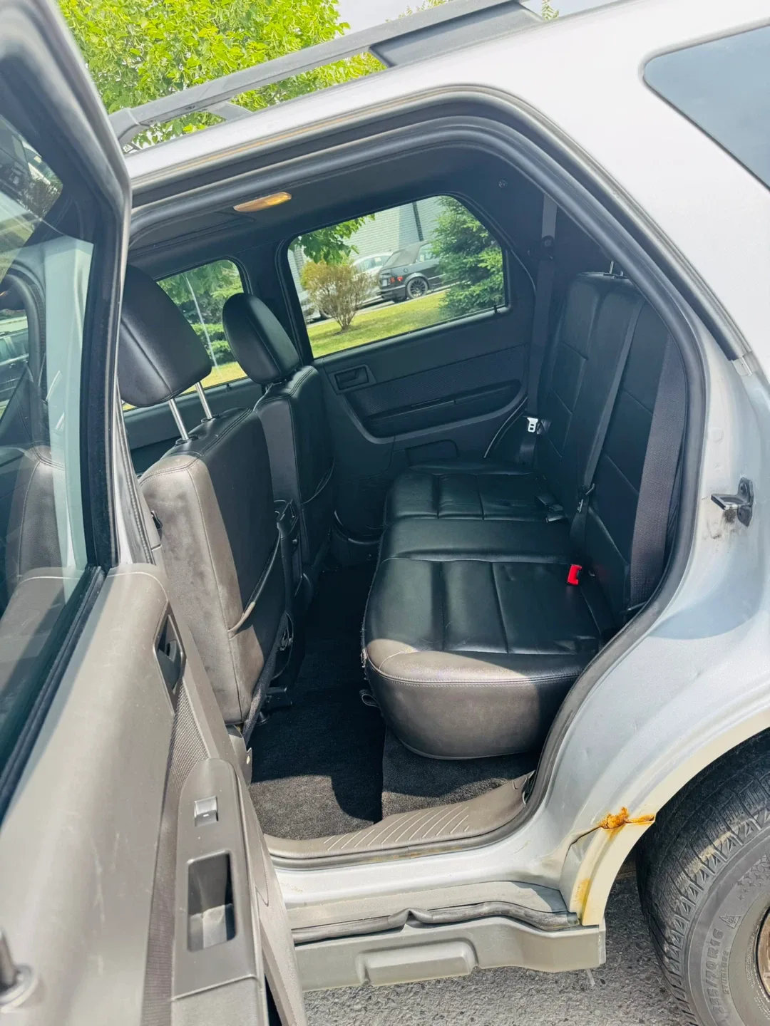 Ford Escape SUV - Silver image indicator(6)