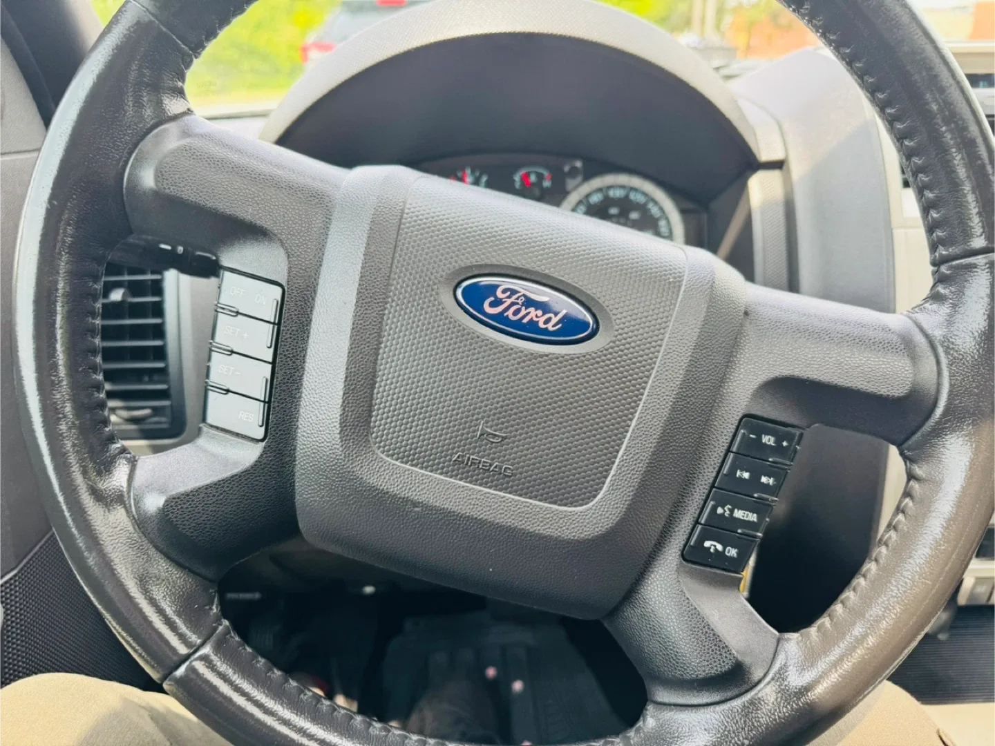 Ford Escape SUV - Silver image indicator(9)