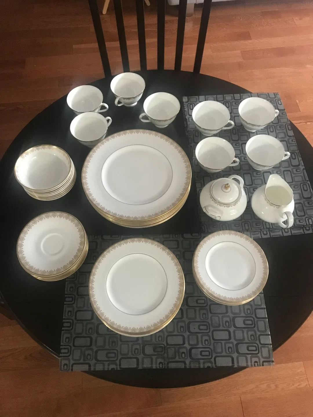 Fine China Dinnerware Set image indicator(2)