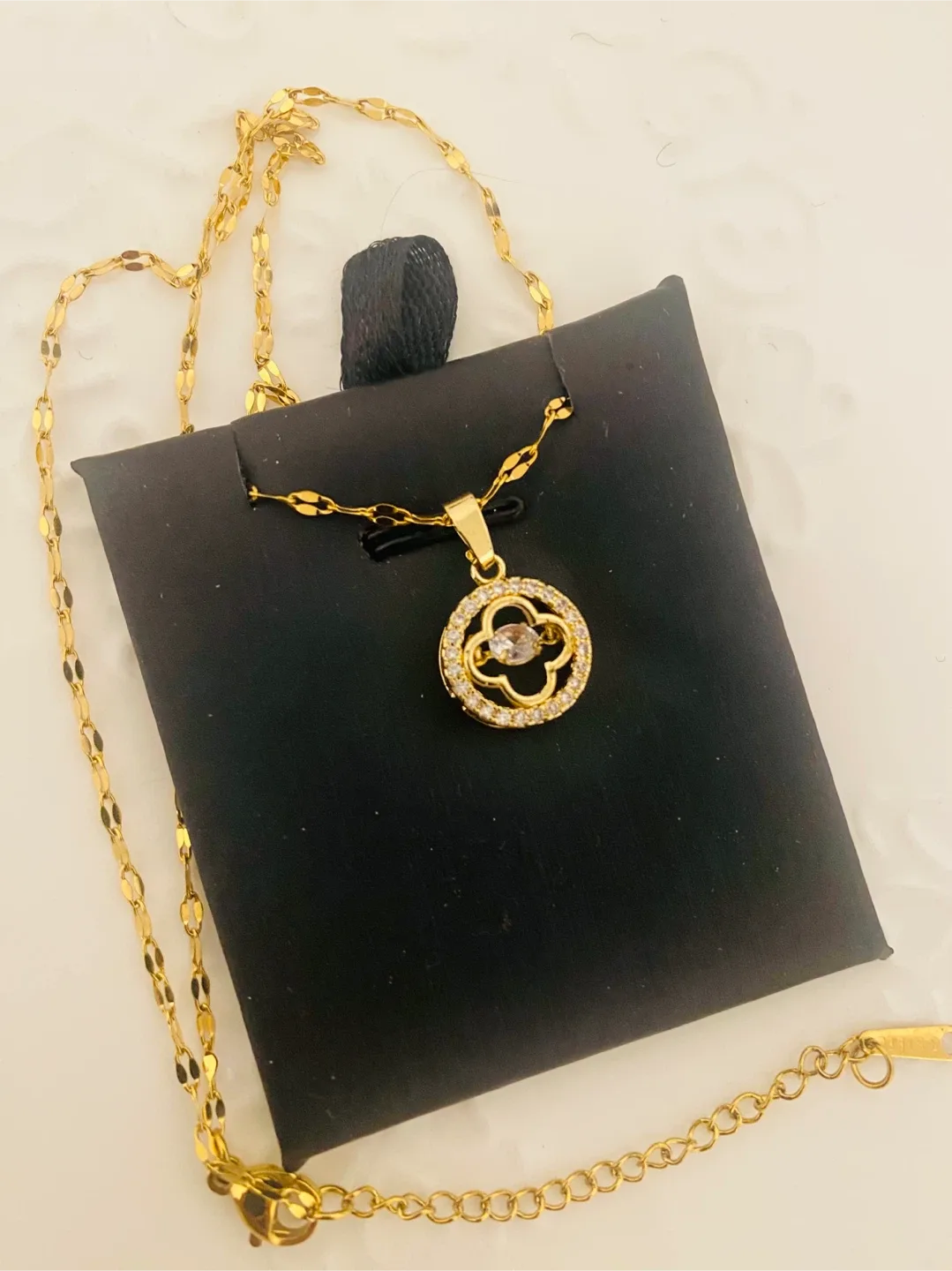 New (unused) Gold color stainless steel Clover Necklace image indicator(3)