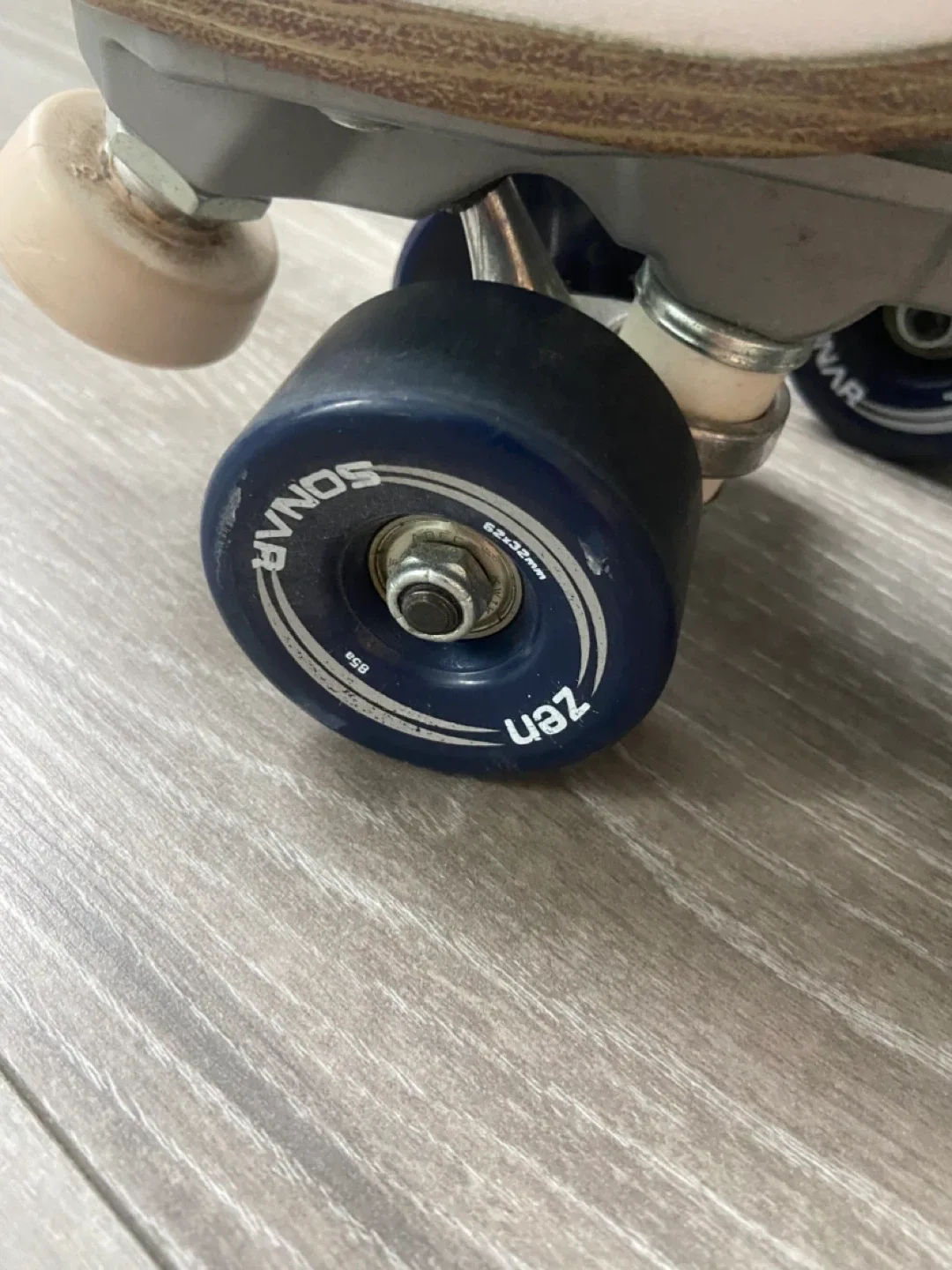 Sure-Grip Fame Roller Skates - Women’s size 5/6 image indicator(3)