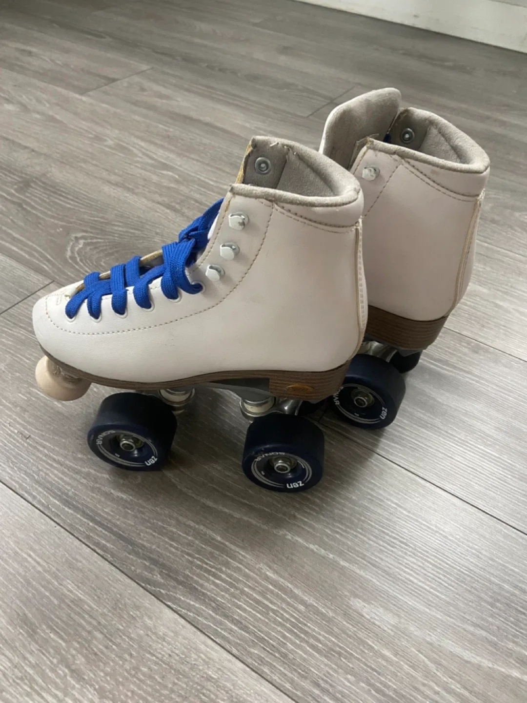 Sure-Grip Fame Roller Skates - Women’s size 5/6 image indicator(2)