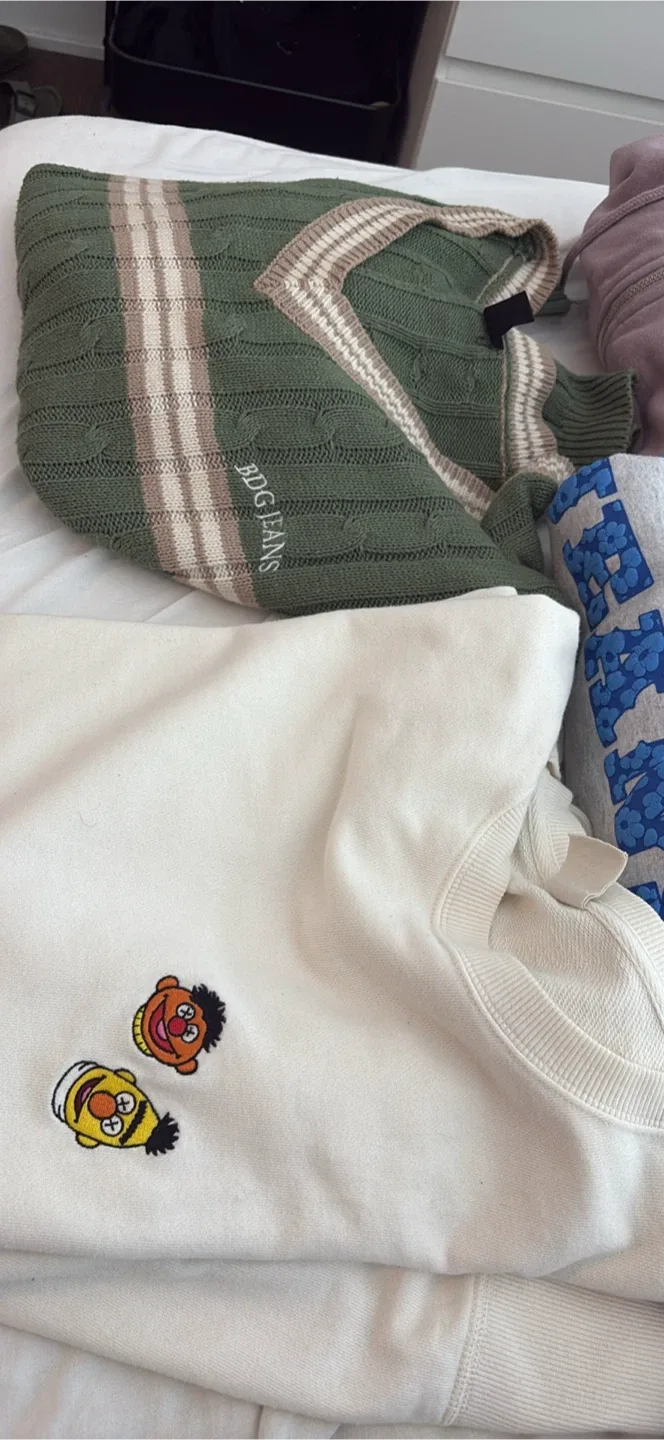 Closet clean out, urban outfitters, brandy melville, uniqlo image indicator(5)