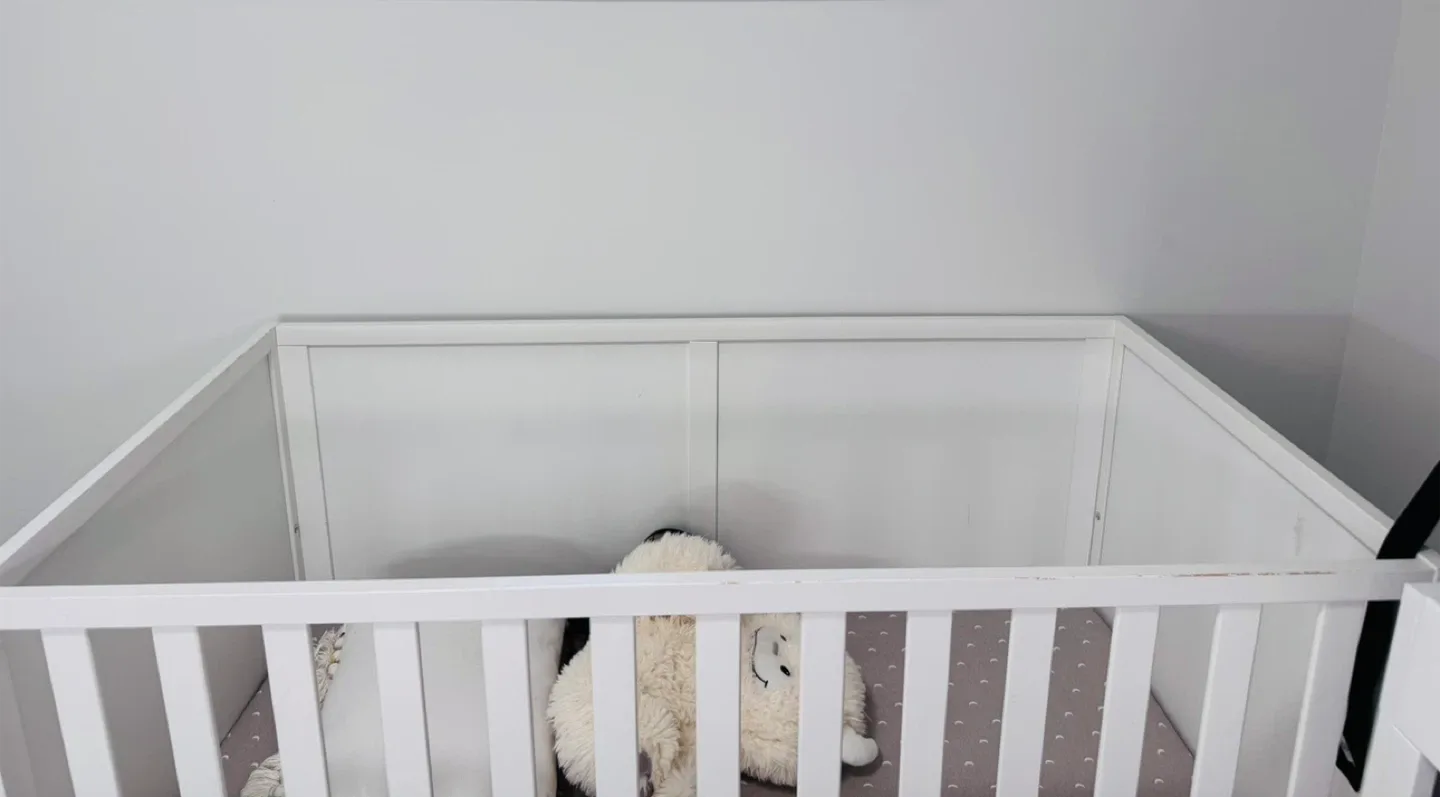 White Baby Crib image indicator(2)