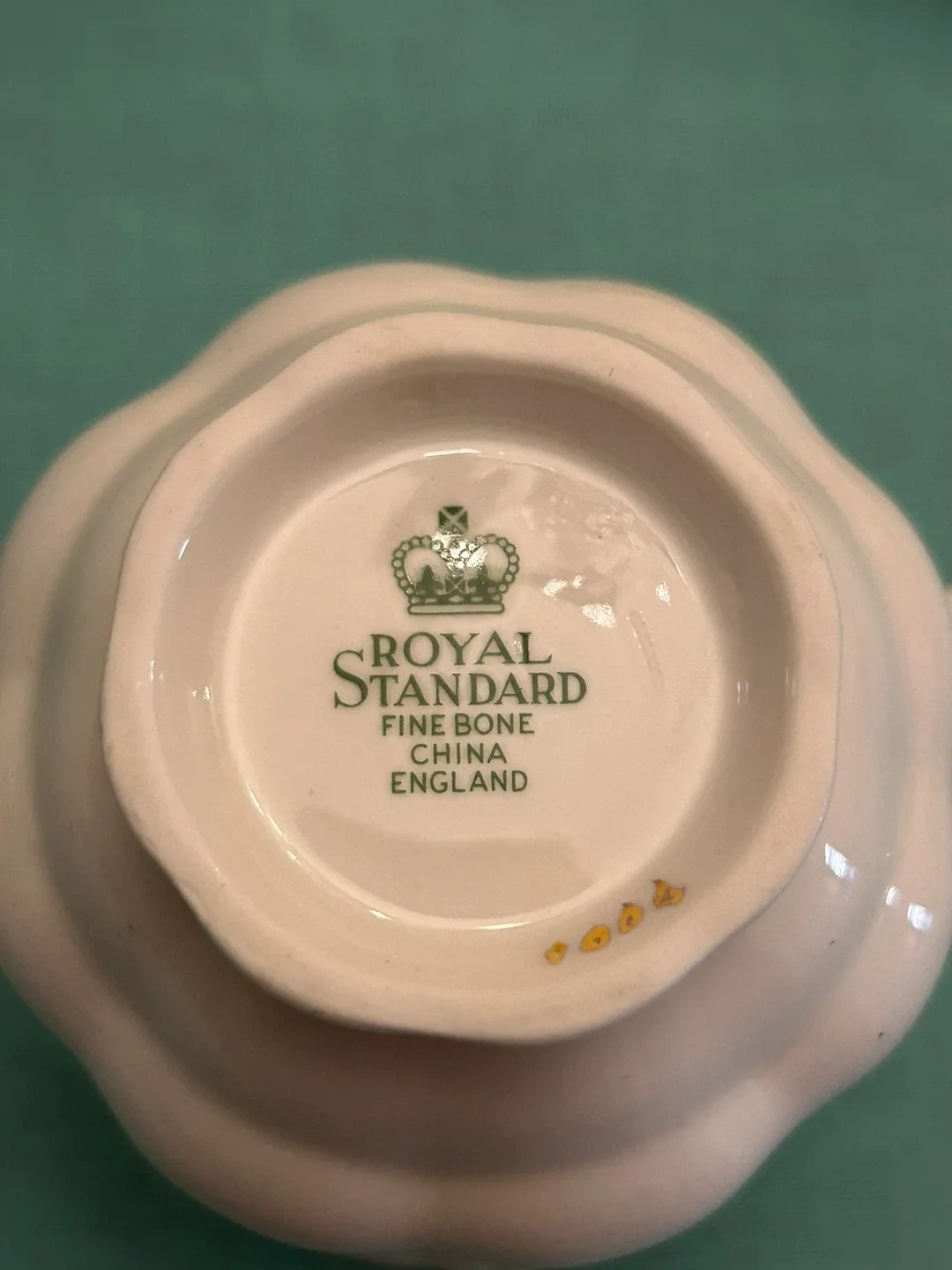 Royal Standard Fine Bone China Tea Cup & Saucer image indicator(2)