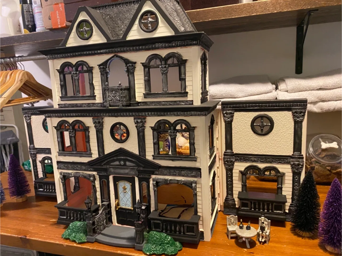 Halloween themed doll house. image indicator(4)