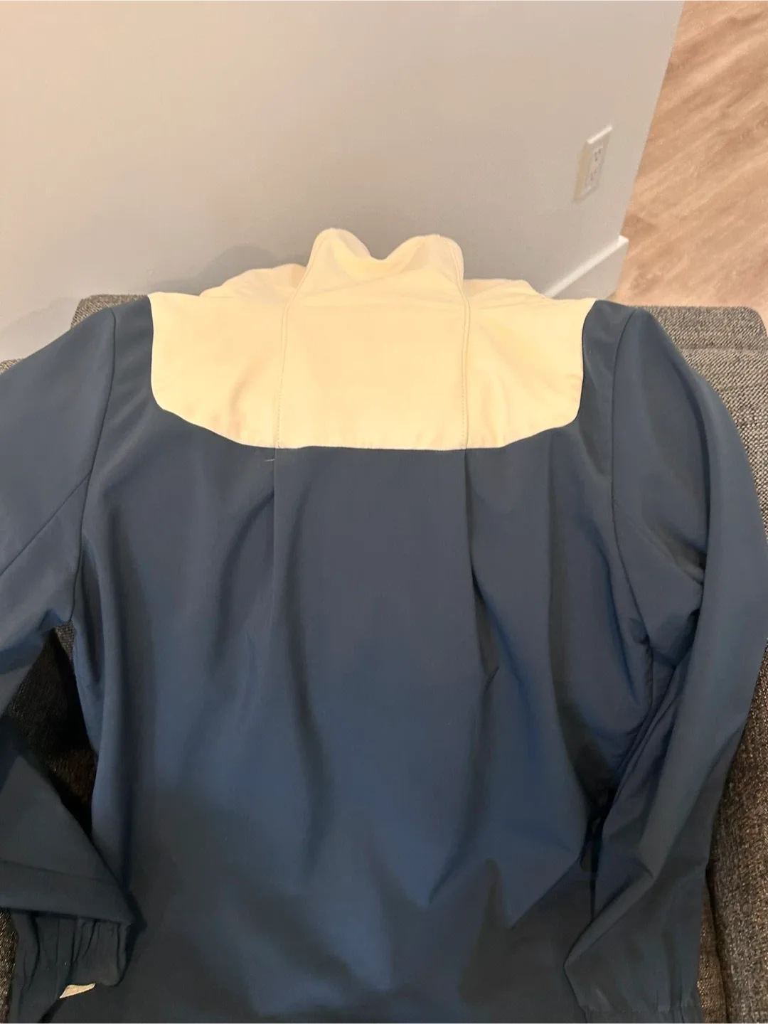 Like new Lululemon size 6 jacket image indicator(2)