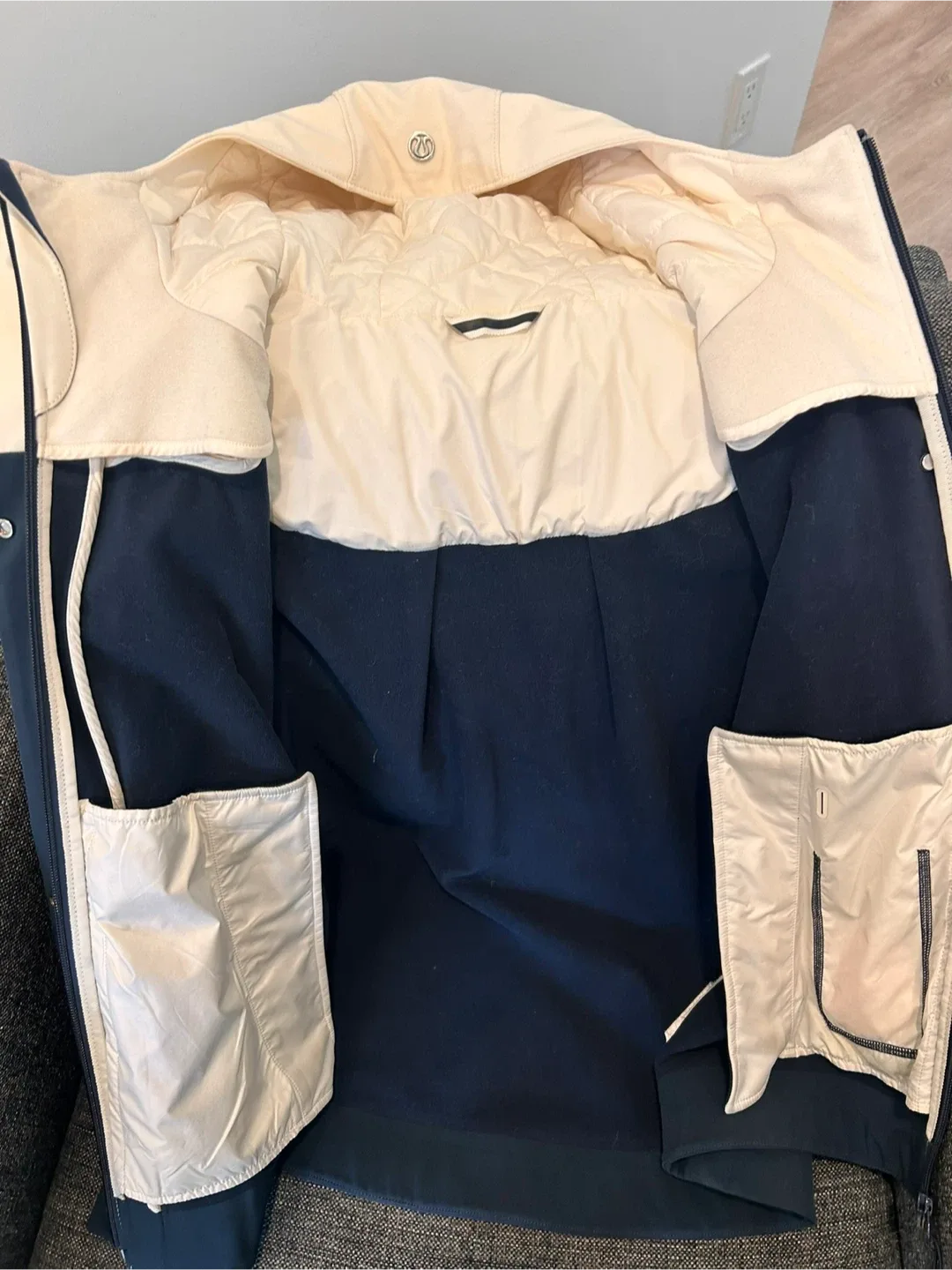 Like new Lululemon size 6 jacket image indicator(3)