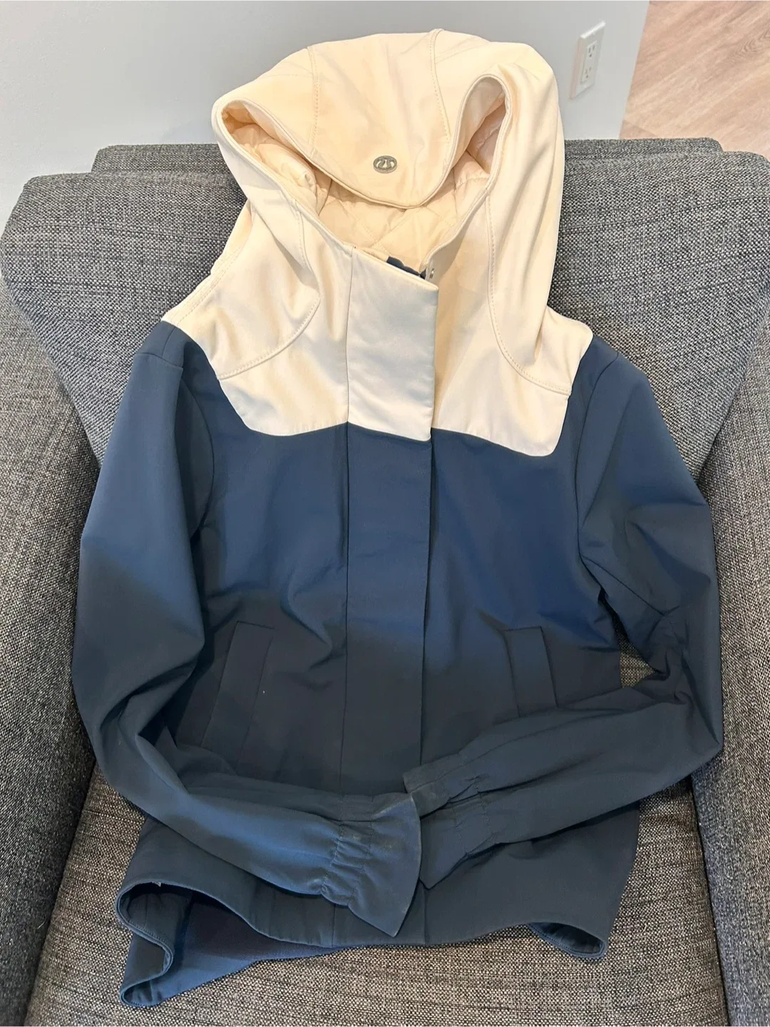 Like new Lululemon size 6 jacket thumbnail