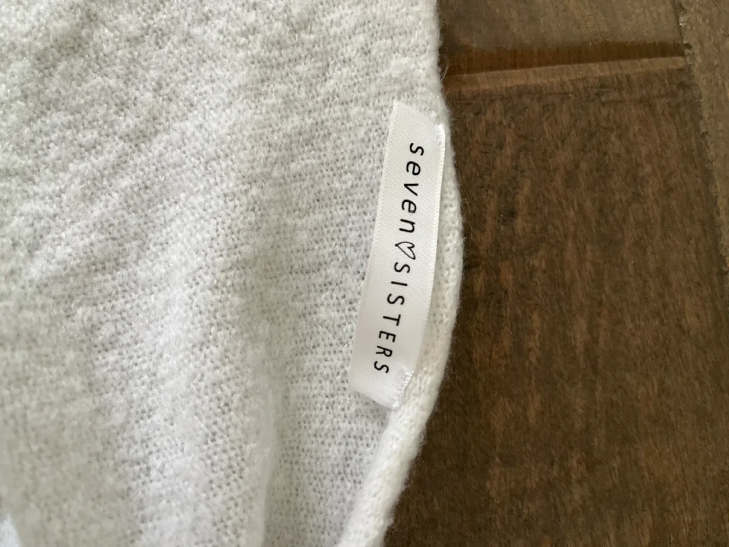 Seven Sisters V-Neck Sweater - White image indicator(2)