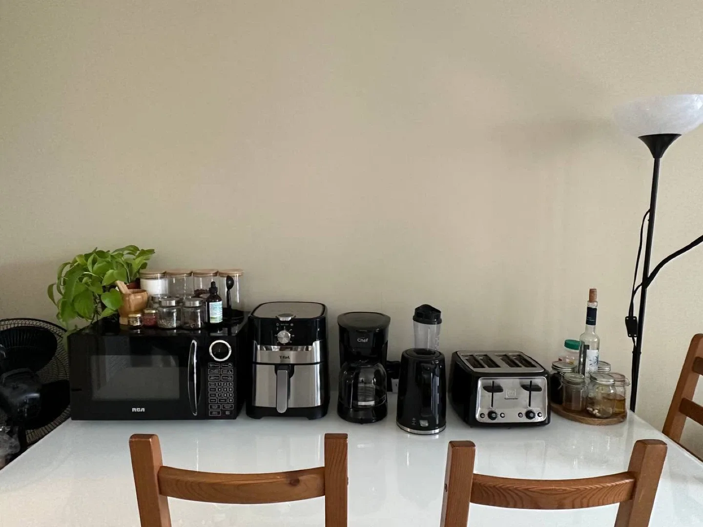 Dining table and chairs image indicator(2)