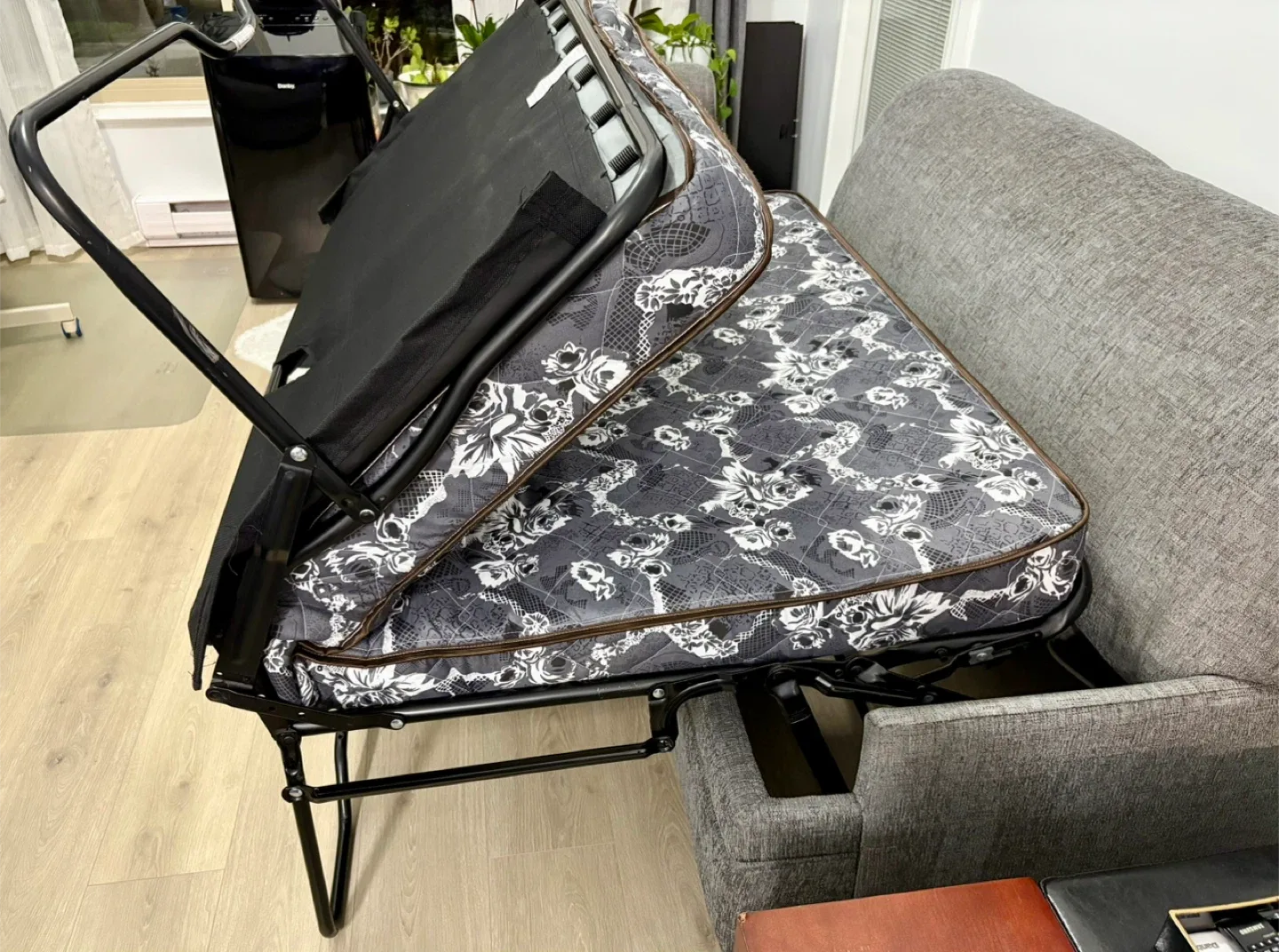 Love Seat w/ Pull-Out Bed image indicator(4)