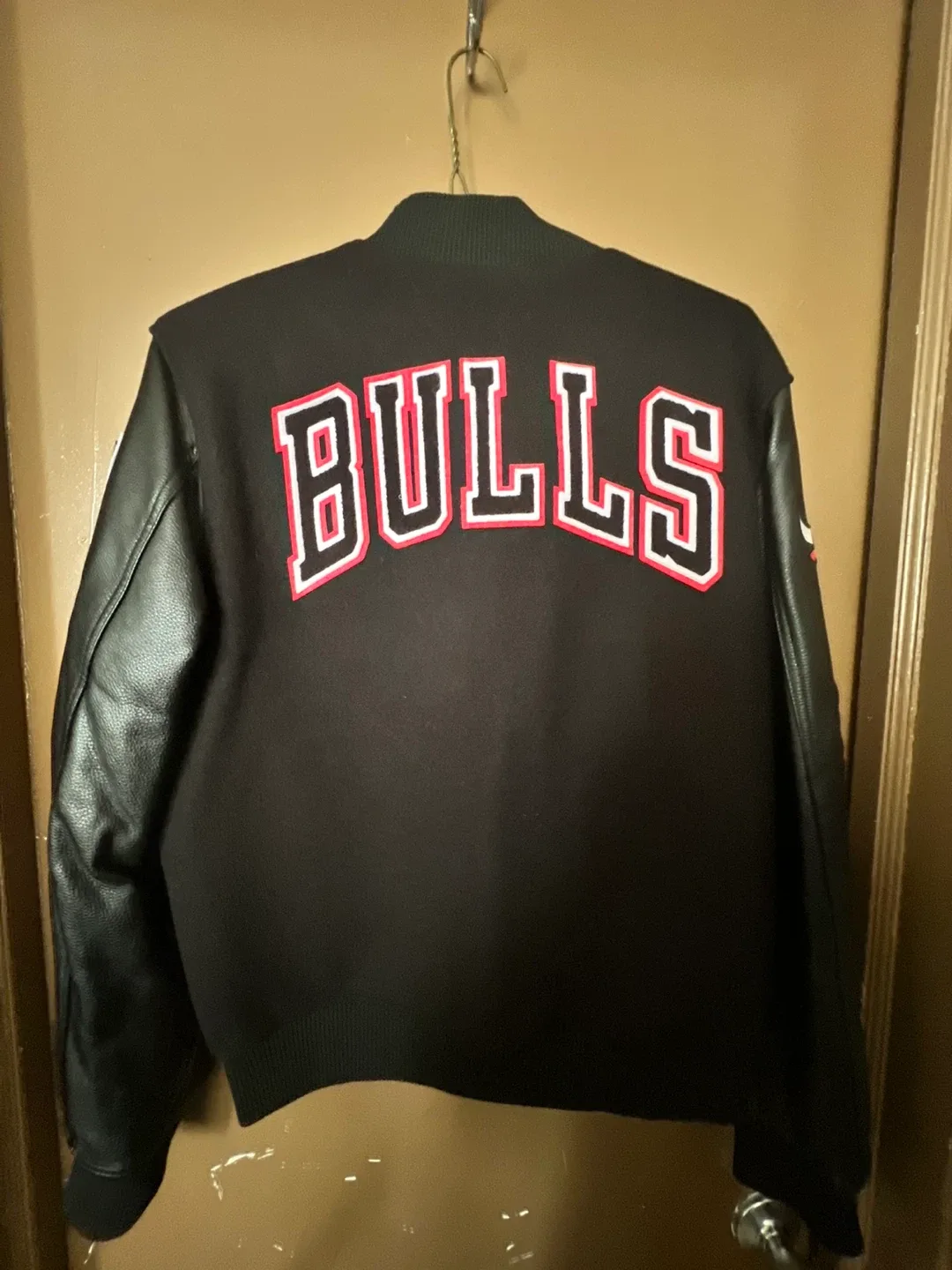 Pro Standard Chicago Bulls Varsity Jacket image indicator(3)