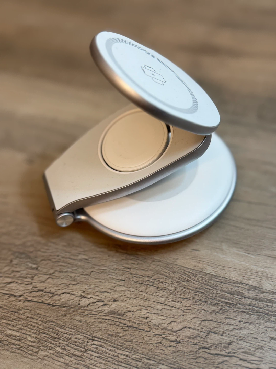 3 in 1 Foldable Wireless Charger - photo 2