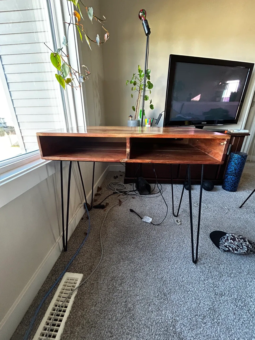 Wood Desk with Hairpin Legs + plugs image indicator(2)