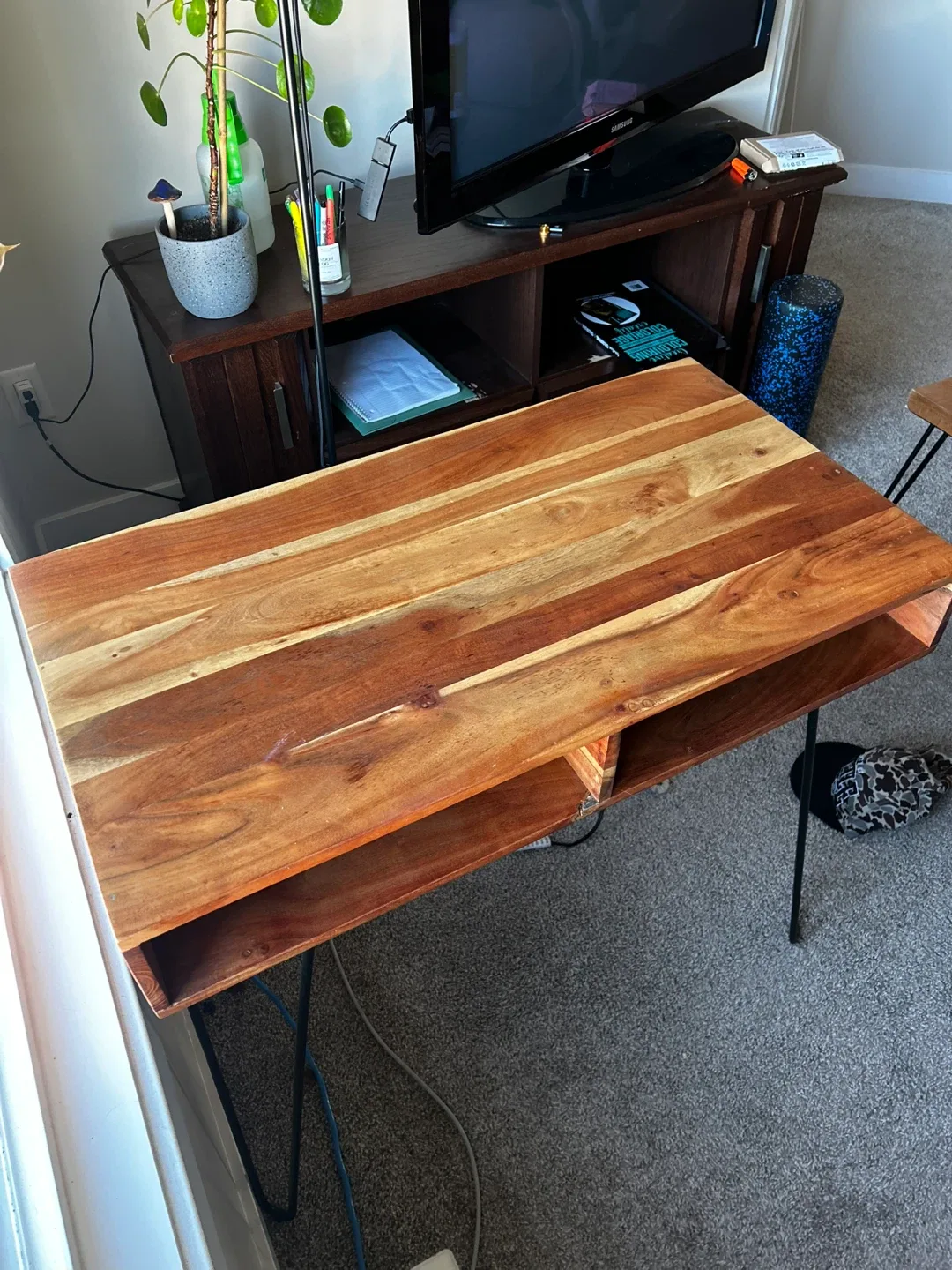 Wood Desk with Hairpin Legs + plugs image indicator(3)
