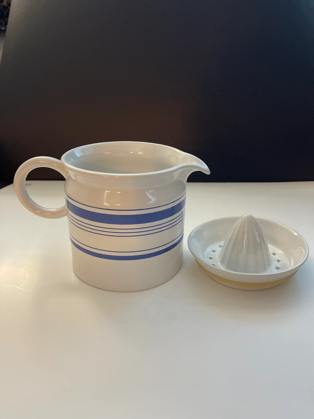 Ceramic Citrus Juicer with Pitcher