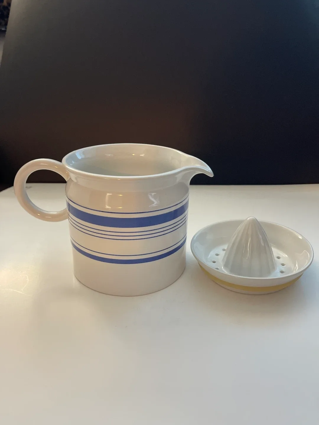 Ceramic Citrus Juicer with Pitcher