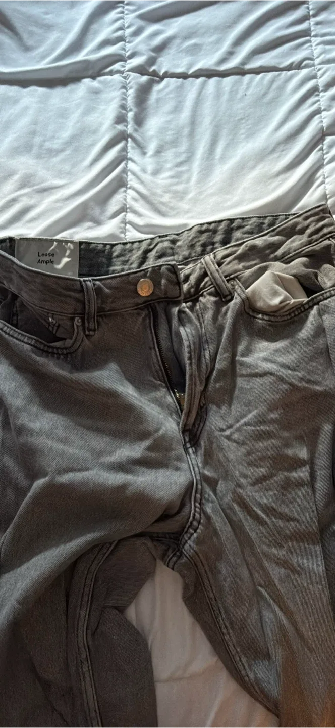 H&M Loose Ample Jeans - Size 31/32 image indicator(2)