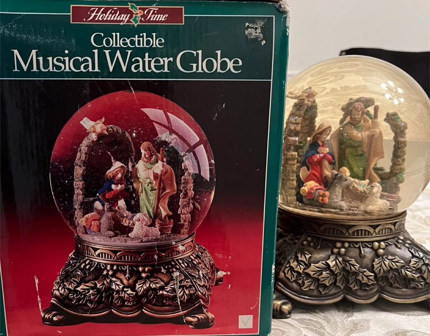 Christmas - Collectible Musical Water Globe image indicator(3)