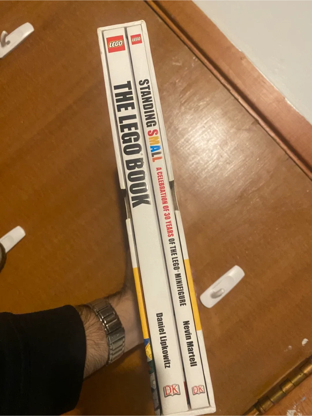 [2009] The LEGO Book: Standing Small - 30 Years of Minifigure image indicator(2)