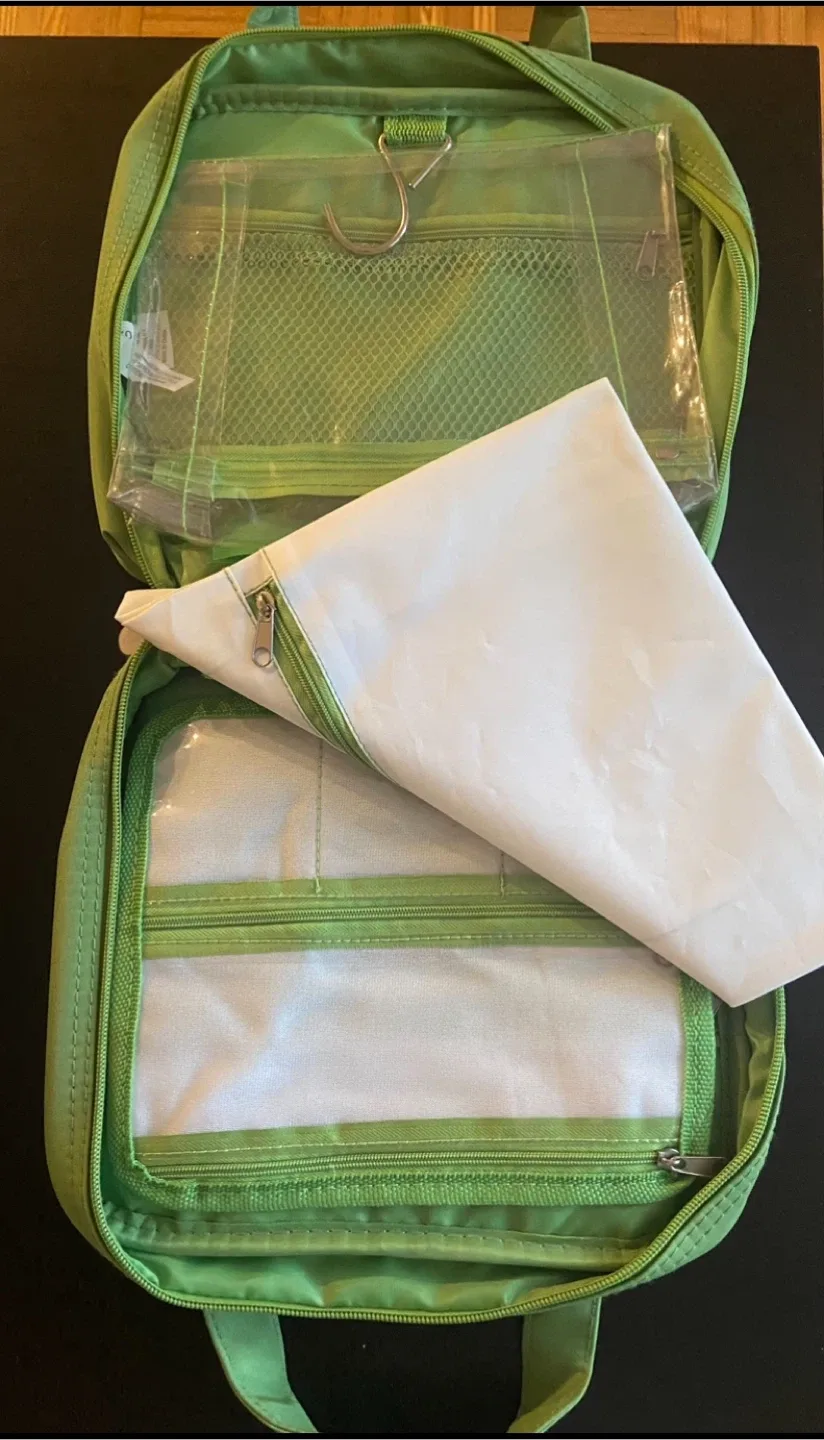 Free Green Travel Beauty Toiletry Bag image indicator(2)