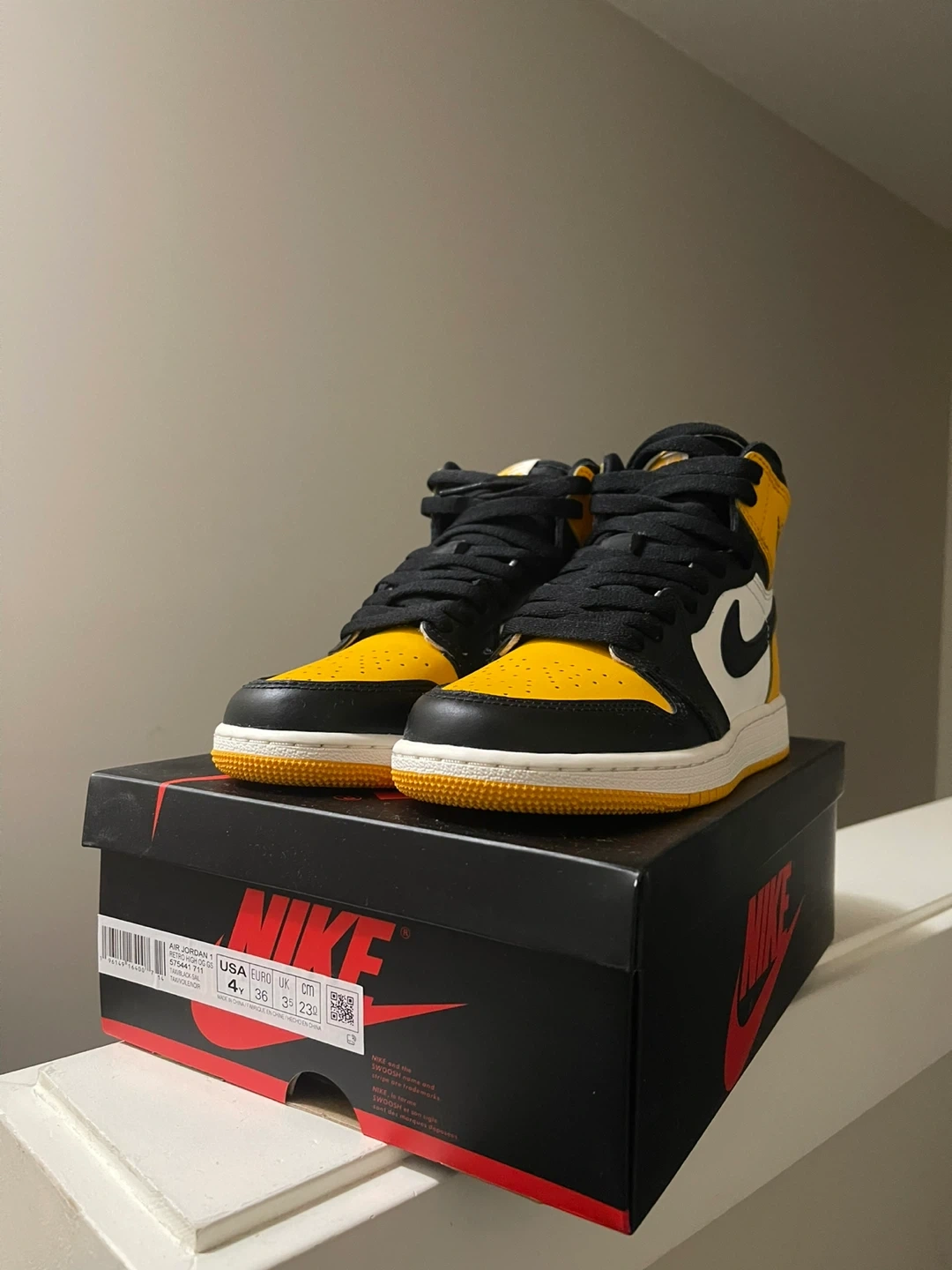 Nike Air Jordan Retro High Taxi Yellow Size 4Y Karrot