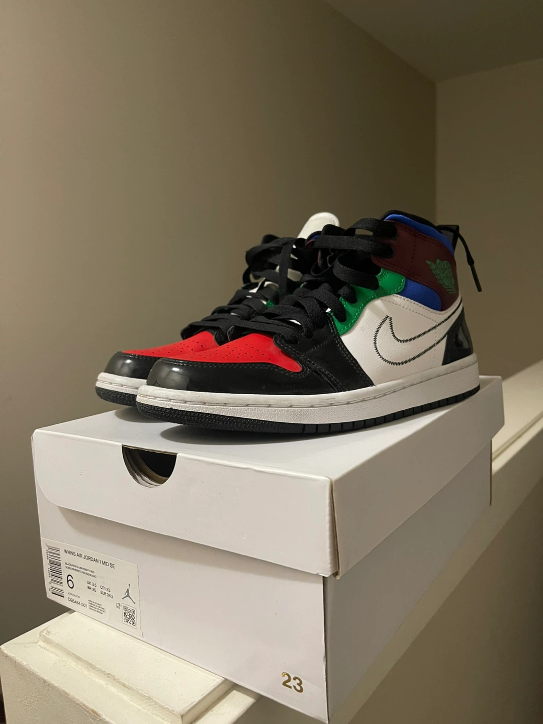 Nike Air Jordan 1 Mid SE Size 6 womens