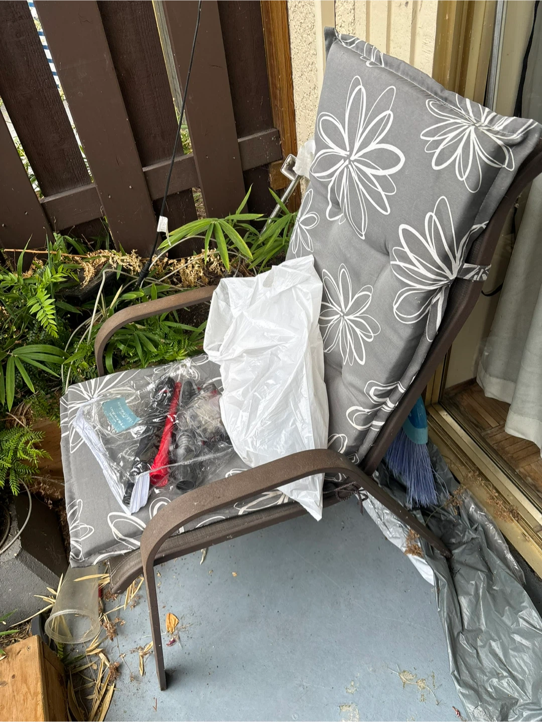 FREE Outdoor table and 4 chairs - photo 3