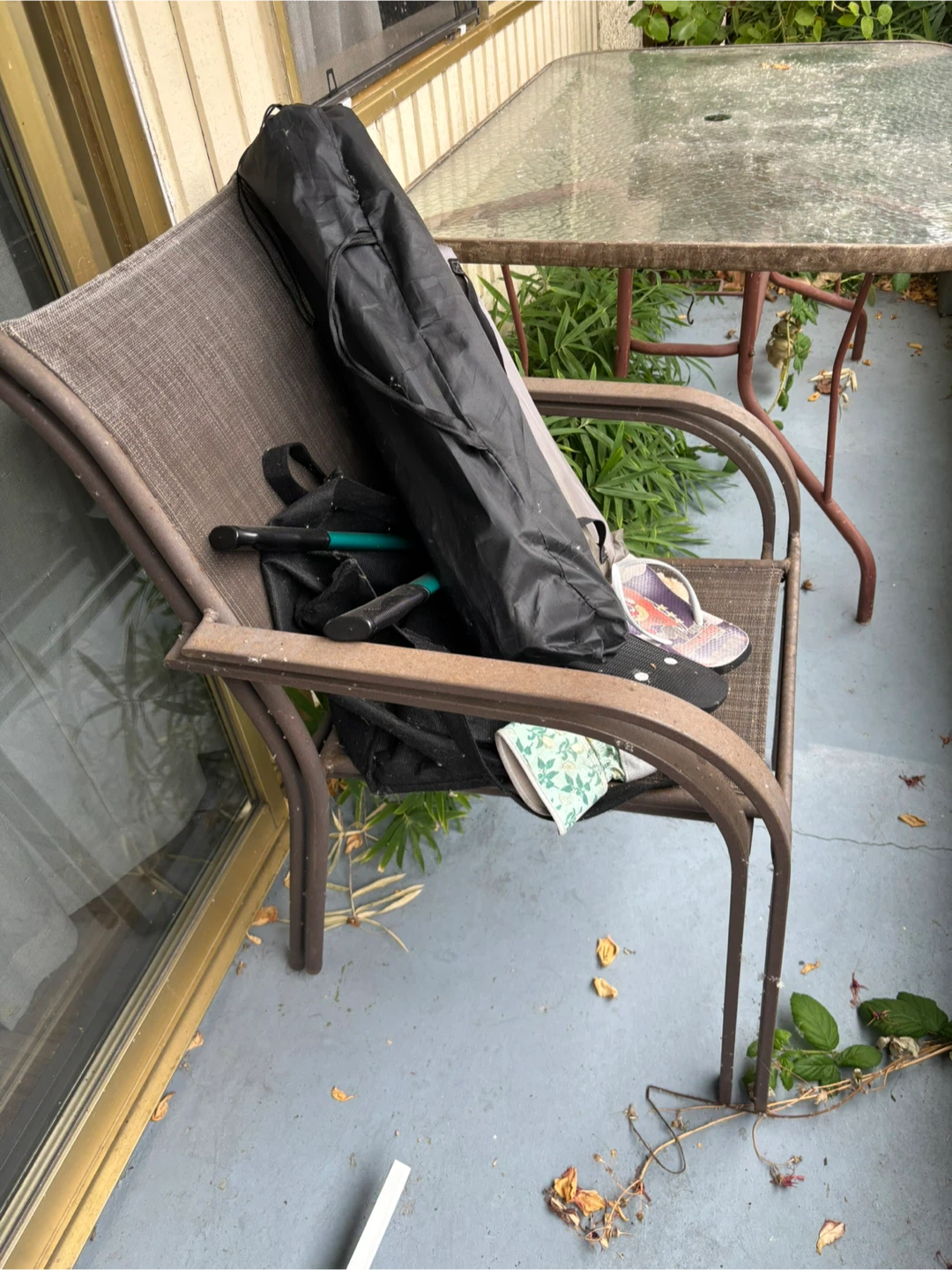 FREE Outdoor table and 4 chairs - photo 2
