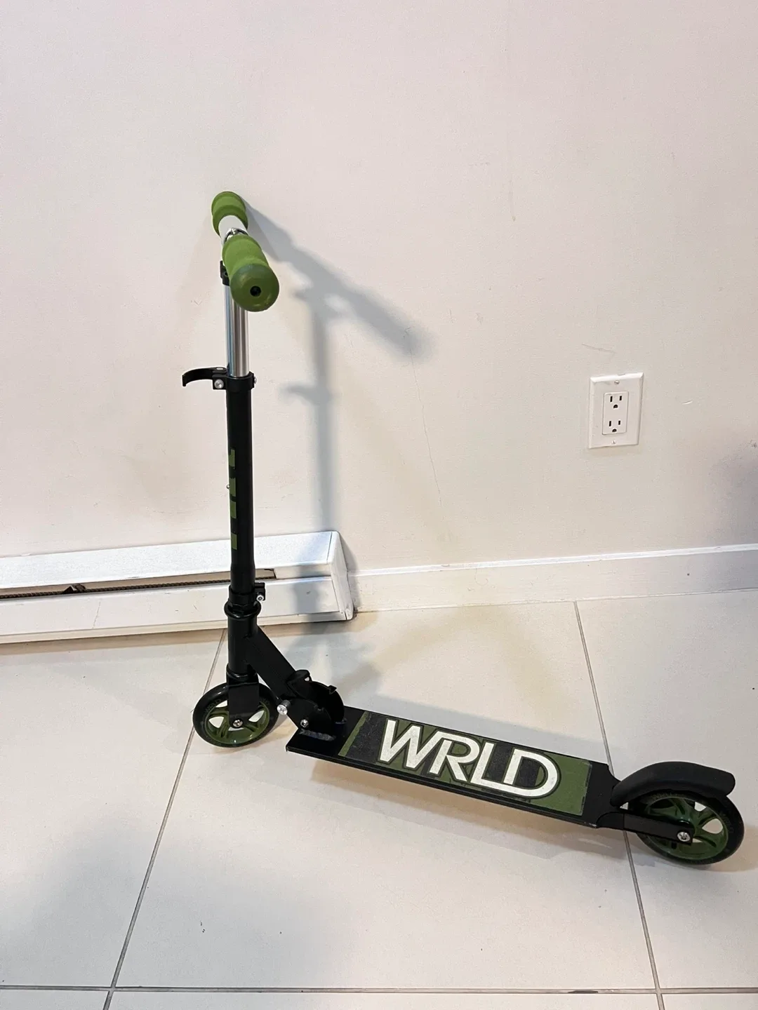 WRID Scooter - Black & Green image indicator(2)