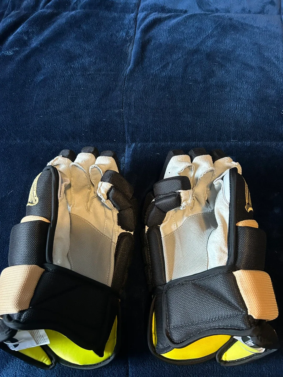 Guinness Hockey Gloves - Size 14" image indicator(3)