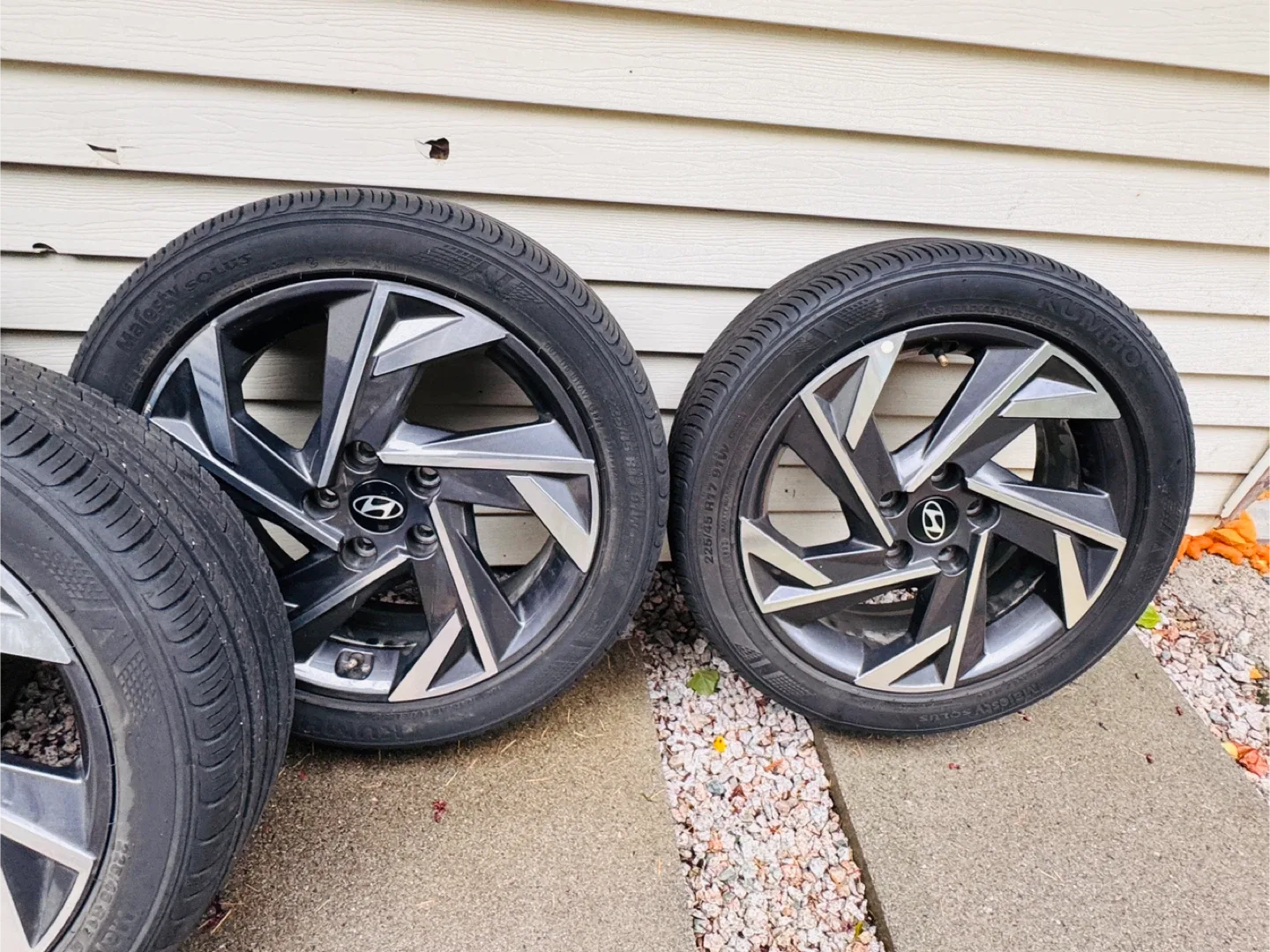 Hyundai Rims with Kumho Tires - Set of 4 image indicator(4)