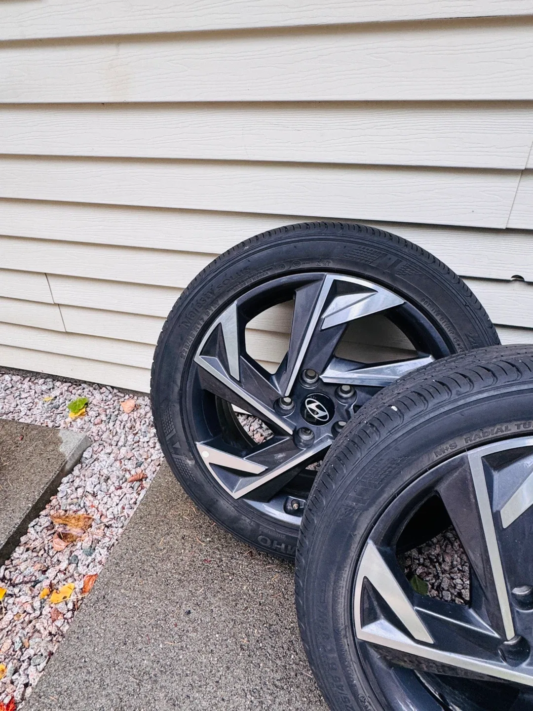 Hyundai Rims with Kumho Tires - Set of 4 image indicator(3)