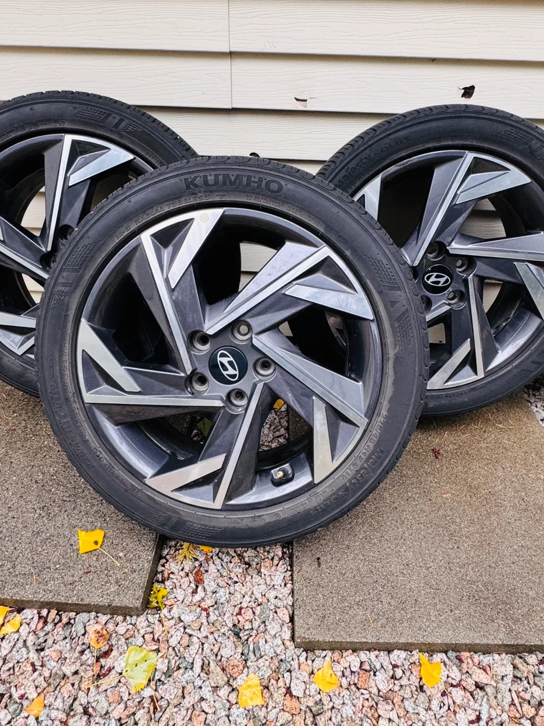 Hyundai Rims with Kumho Tires - Set of 4 image indicator(2)