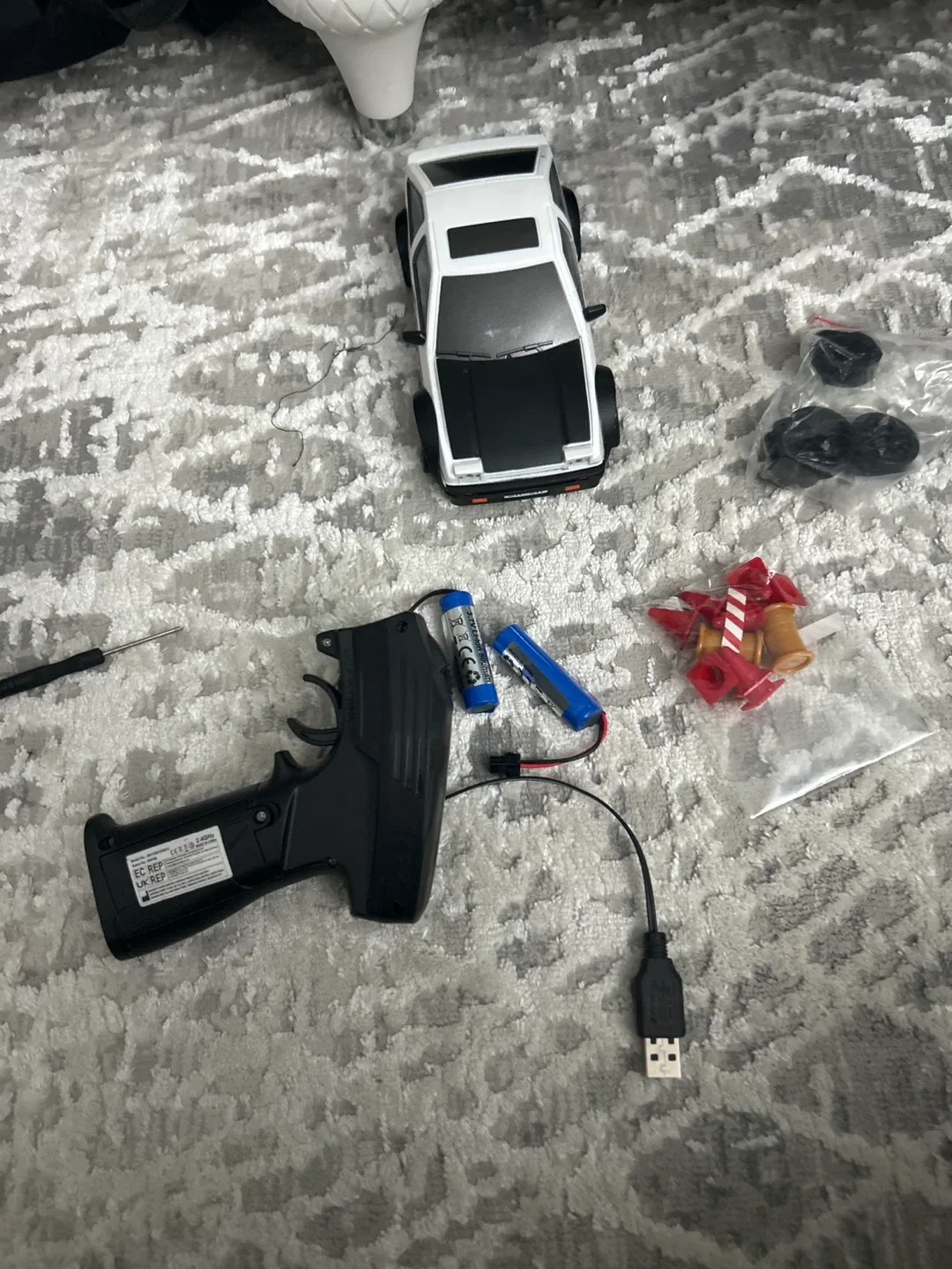 RC Drifting Tires Vehicle - White and Black image indicator(3)