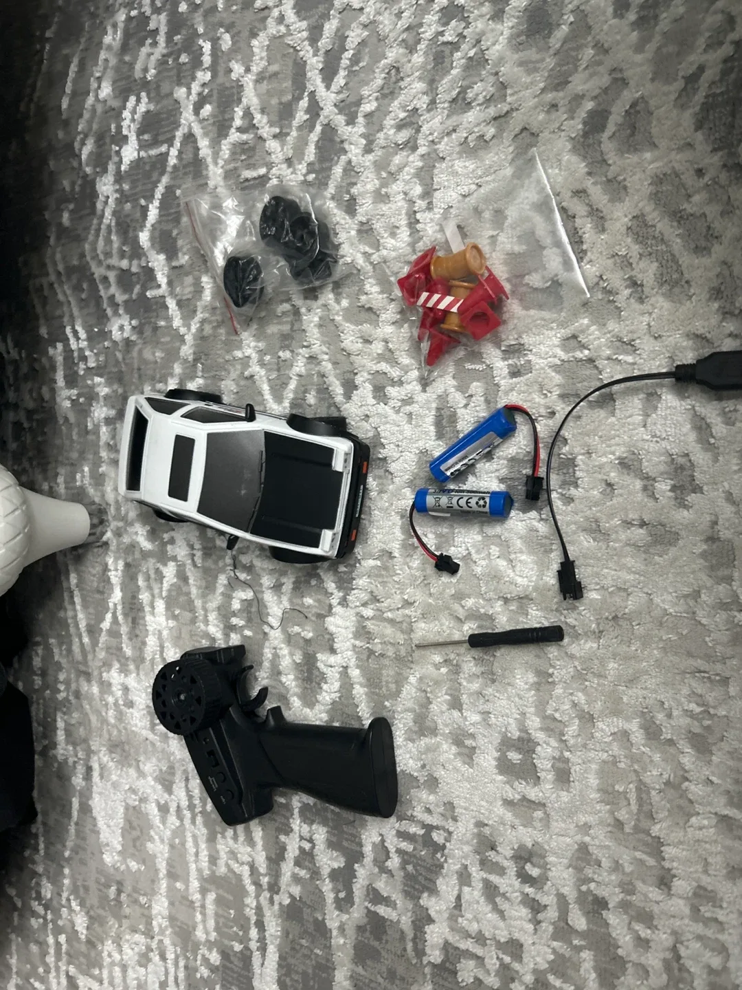 RC Drifting Tires Vehicle - White and Black image indicator(2)