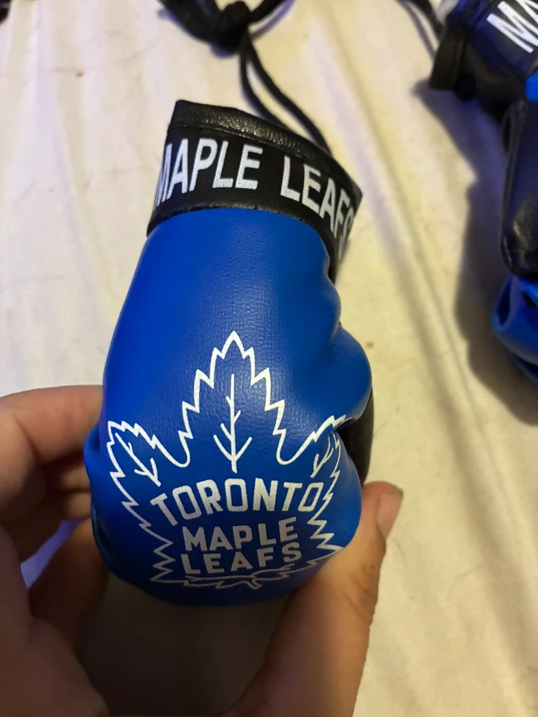 Toronto Maple Leafs Mini Boxing Gloves image indicator(2)