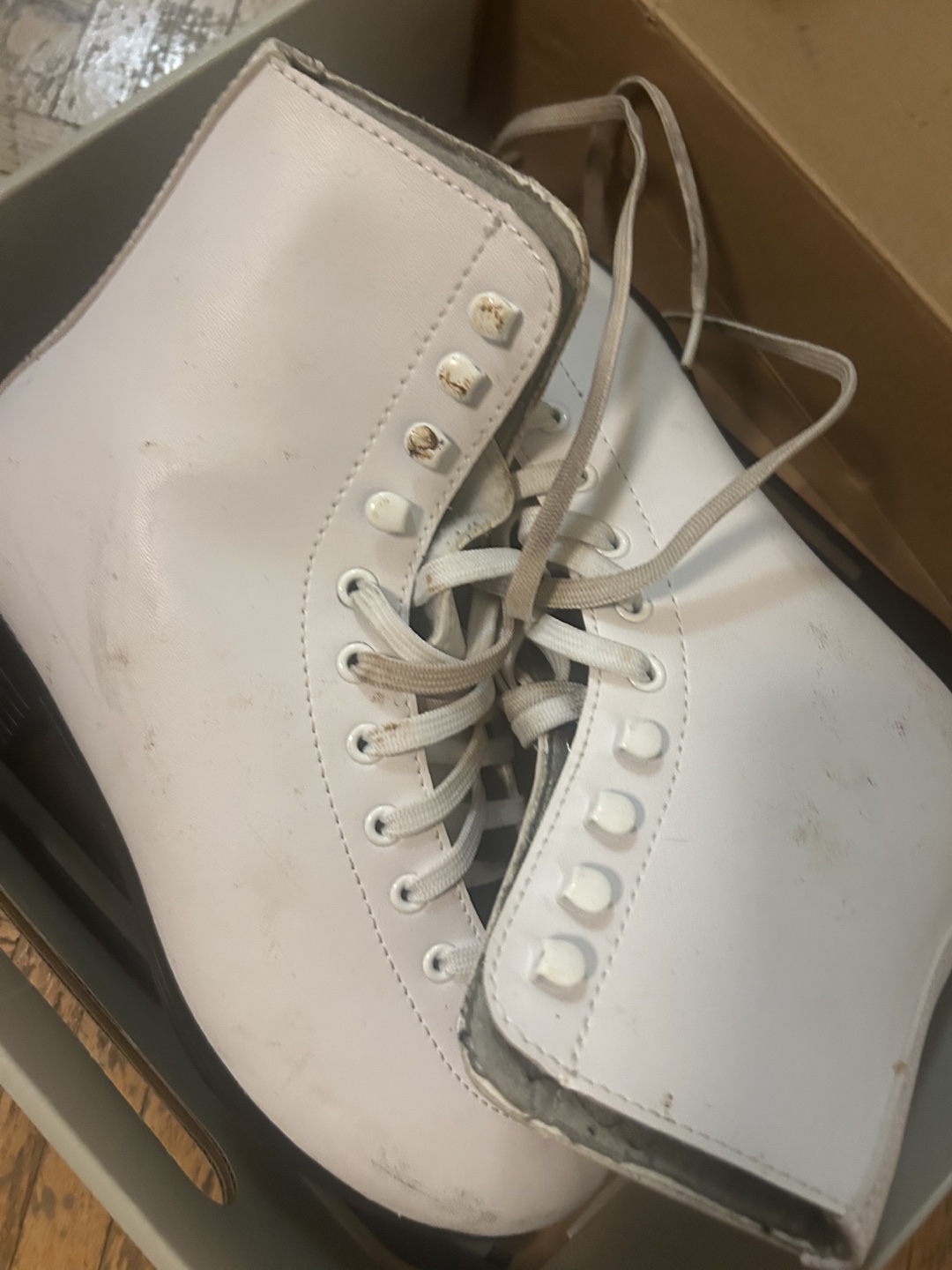 Figure Skates - ladies US Size 5 - photo 2